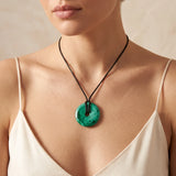 Pendentif Donut en Malachite Naturelle de 3 cm, Cordon Noir Ciré