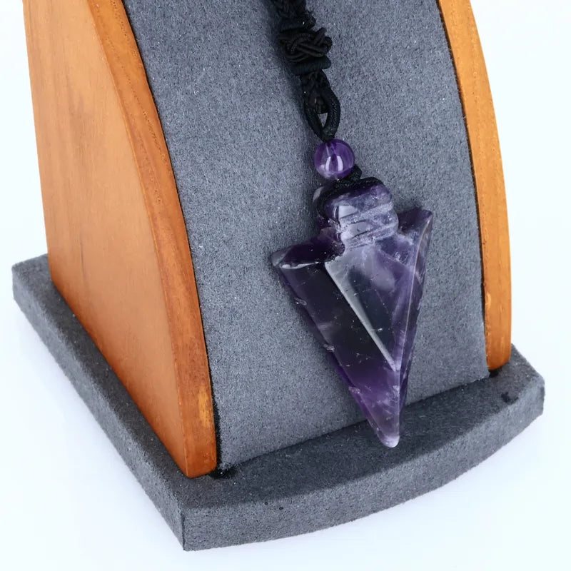 Vue du pendentif flèche en Améthyste, pierre naturelle pour collier de lithothérapie