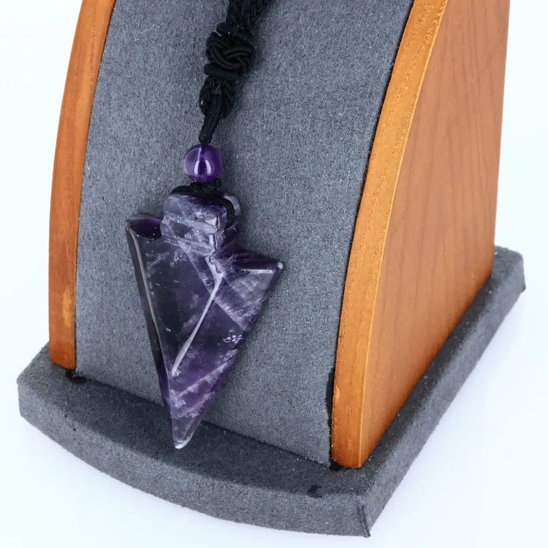 Détail du pendentif flèche en Améthyste, pierre naturelle violette de protection