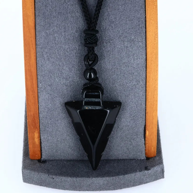 Gros plan sur le pendentif Obsidienne Noire en pointe de flèche, pierre naturelle d'ancrage