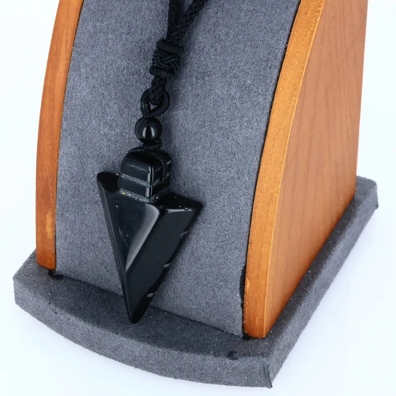 Détail du pendentif flèche en Obsidienne Noire, pierre naturelle de protection