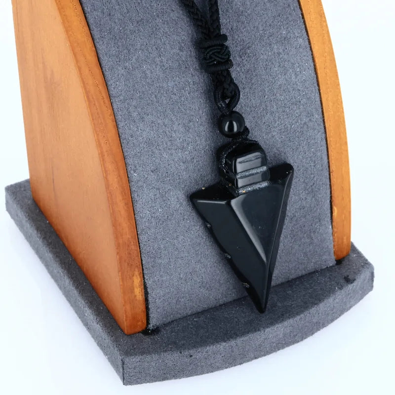 Vue du pendentif flèche en Obsidienne Noire, pierre naturelle pour collier de lithothérapie
