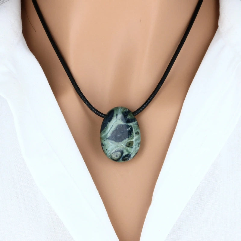 pendentif en pierre naturelle jaspe kambaba motifs circulaires ovale