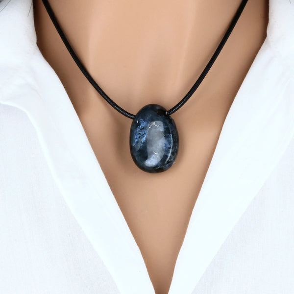 pendentif en pierre naturelle larvikite gris sombre reflets bleutés