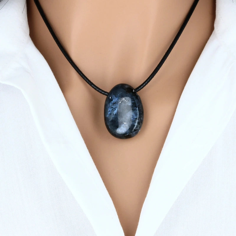 pendentif en pierre naturelle larvikite gris sombre reflets bleutés