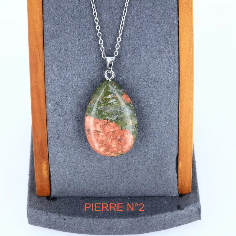 Gros plan sur le pendentif Unakite, pierre naturelle d'équilibre émotionnel