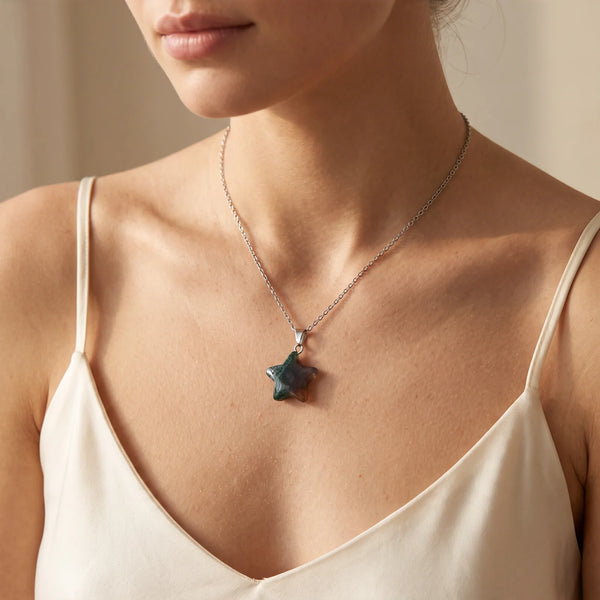 Collier pendentif étoile en agate indienne verte naturelle porté par une femme