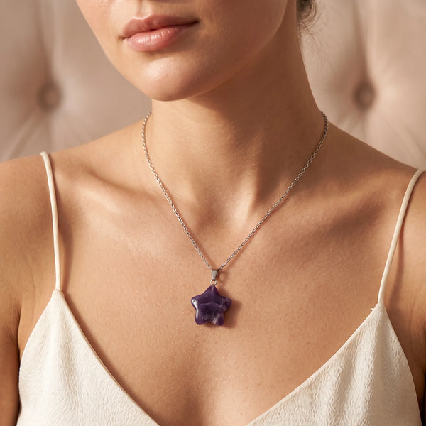 Collier pendentif étoile en améthyste violette naturelle porté par une femme, chaîne argentée