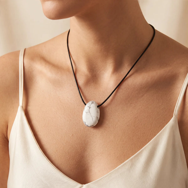 Collier cordon pendentif pierre percée en howlite blanche porté par une femme