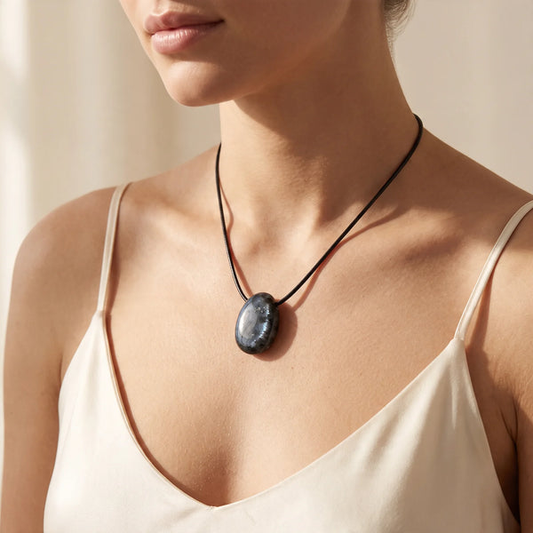 Collier pendentif pierre percée en larvikite naturelle porté par une femme, cordon noir