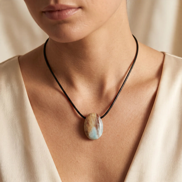Collier pendentif pierre percée en amazonite multicolore porté par une femme, cordon noir