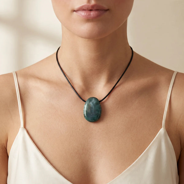 Collier pendentif pierre percée en agate indienne verte porté par une femme