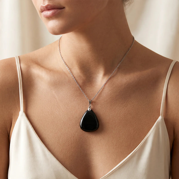 Collier pendentif en tourmaline noire naturelle porté par une femme, chaîne argentée