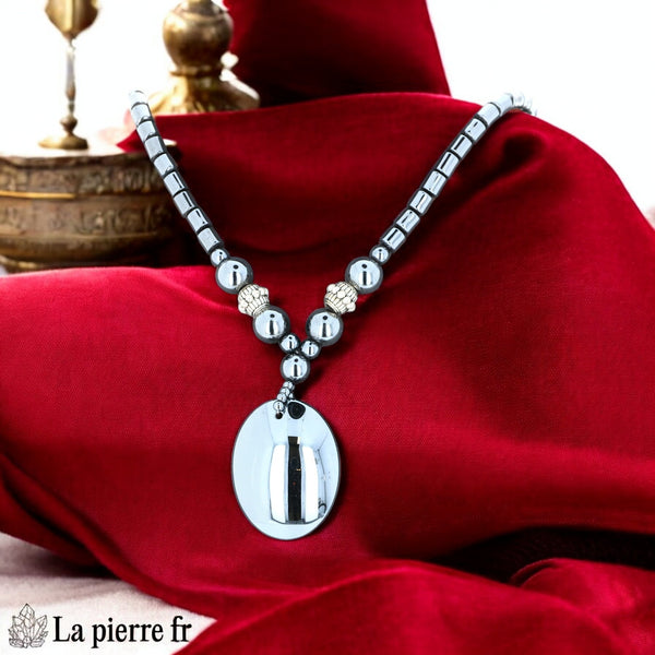 Détail du cabochon goutte en hématite polie et perles d'argent ouvragées