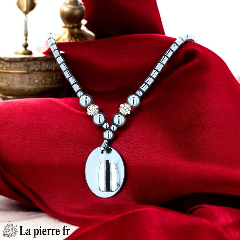 Détail du cabochon goutte en hématite polie et perles d'argent ouvragées
