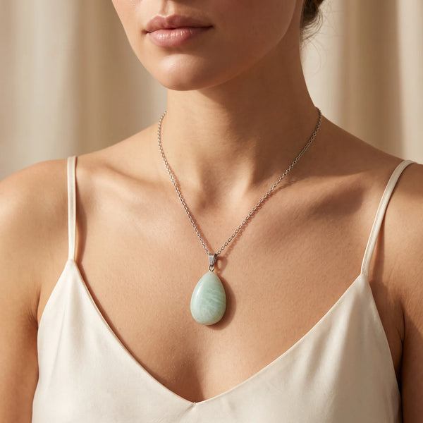 Collier pendentif goutte en amazonite bleu vert naturelle porté par une femme
