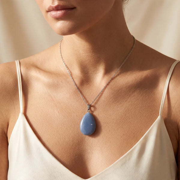 Collier pendentif goutte en aventurine bleue naturelle porté par une femme, chaîne argentée