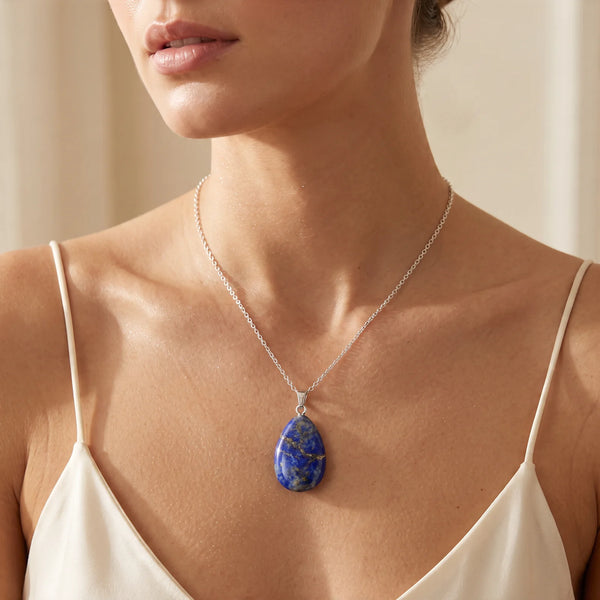 Collier pendentif goutte en lapis-lazuli bleu porté par une femme