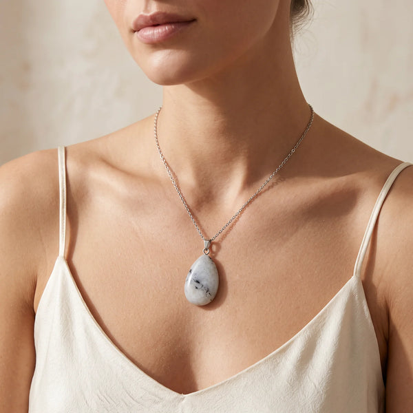 Collier pendentif goutte en labradorite grise naturelle porté par une femme