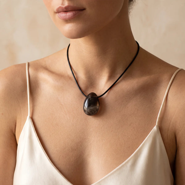 Collier pendentif goutte en quartz fumé naturel porté par une femme, cordon noir