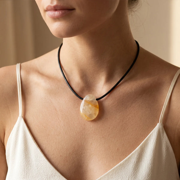 Collier pendentif goutte en quartz ferrugineux naturel porté par une femme, cordon noir