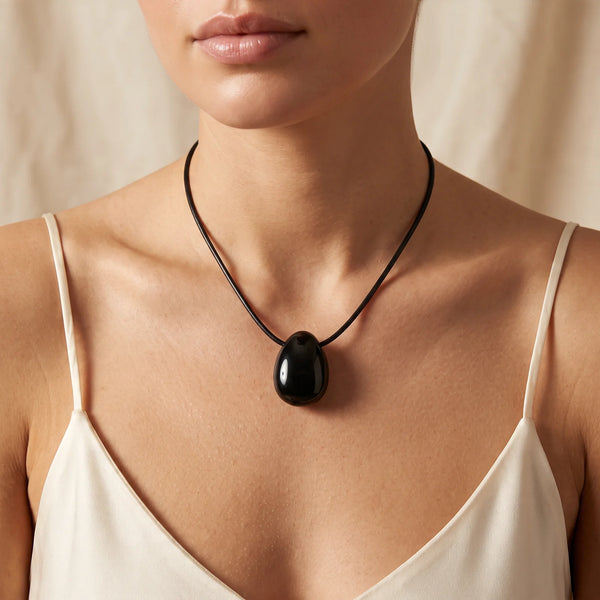 Collier pendentif goutte en obsidienne noire naturelle porté par une femme