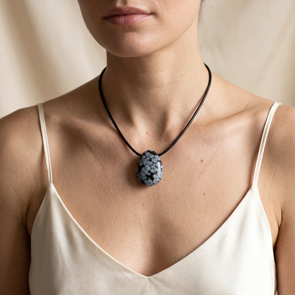 Collier pendentif goutte en obsidienne neige naturelle porté par une femme