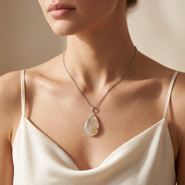 Collier pendentif goutte en quartz rutile naturel porté par une femme