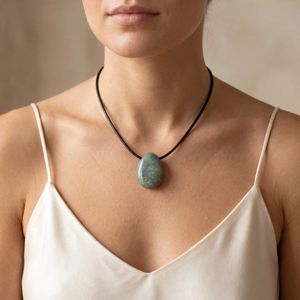 Collier pendentif goutte en agate indienne naturelle porté par une femme, cordon noir