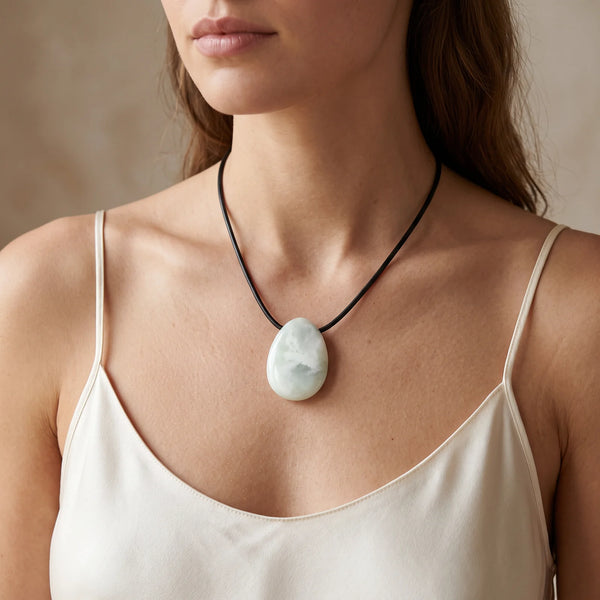 Collier pendentif goutte en jade de Chine naturel porté par une femme, cordon noir