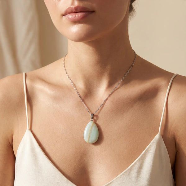 Collier pendentif goutte en jade vert naturel porté par une femme, chaîne argentée