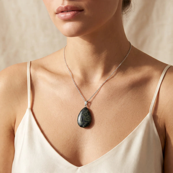 Collier pendentif goutte en jaspe kambaba vert porté par une femme