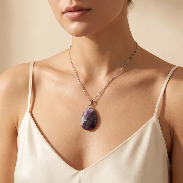 Collier pendentif goutte en améthyste violette portée par une femme, bélière argentée