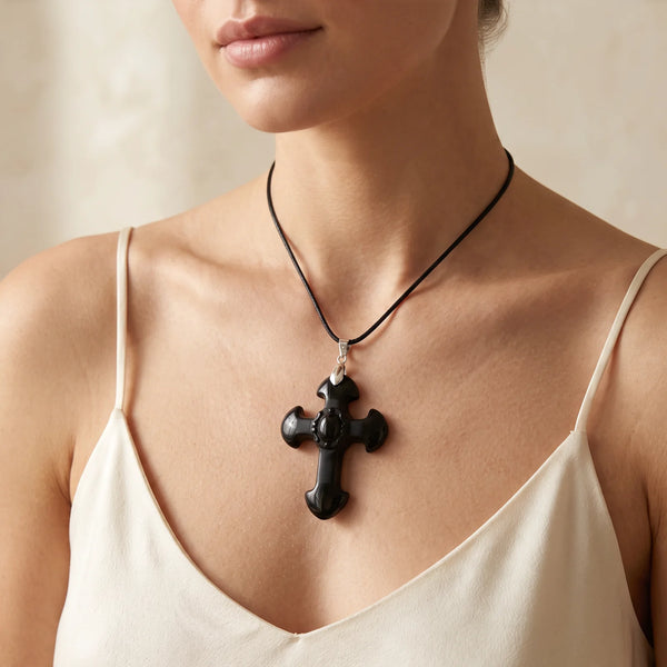 Collier pendentif grande croix en obsidienne noire naturelle porté par une femme