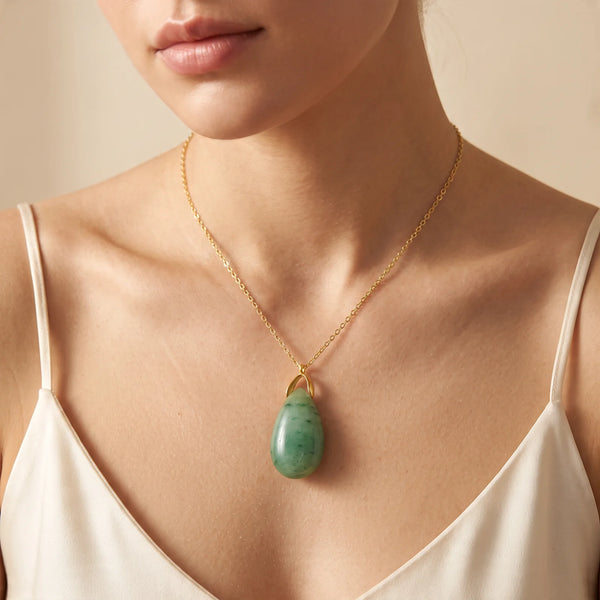 Collier pendentif larme en aventurine verte naturelle porté par une femme, chaîne dorée