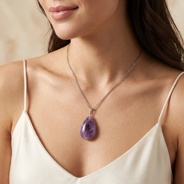 Collier pendentif larme en améthyste naturelle portée par une femme, chaîne argentée