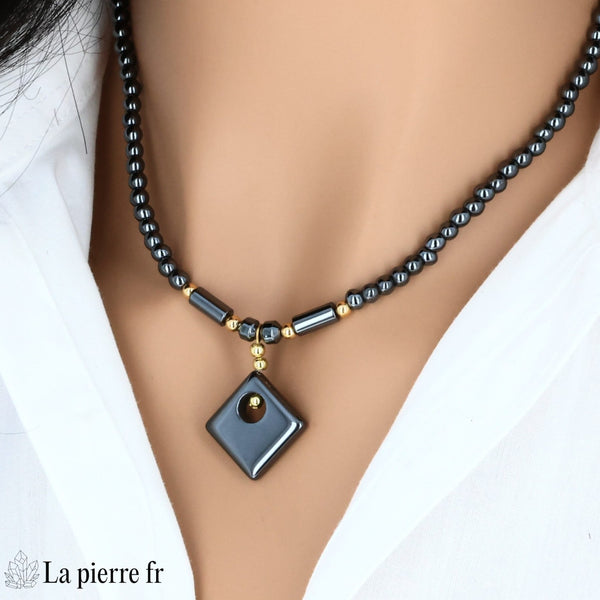 Collier hématite à pendentif losange ajouré porté, La Pierre Fr