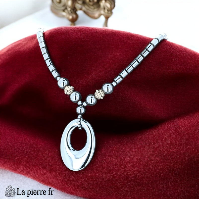 Détail du pendentif ovale en hématite polie et perles d'argent ouvragées