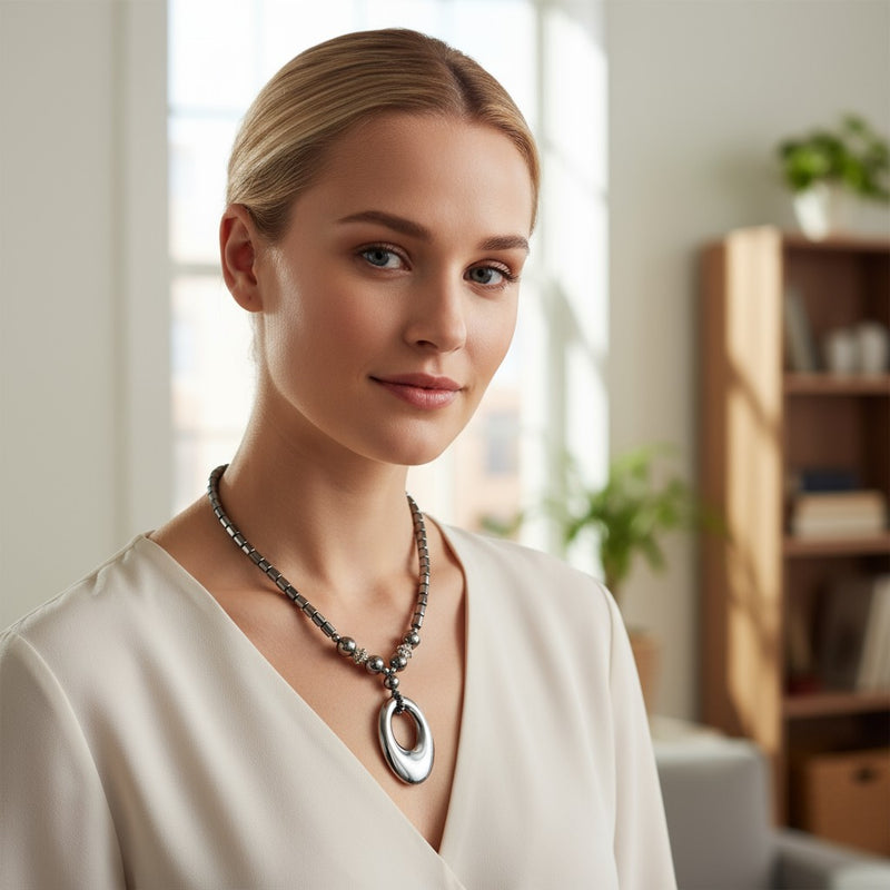 Collier en hématite naturelle avec pendentif ovale évidé, 47 cm