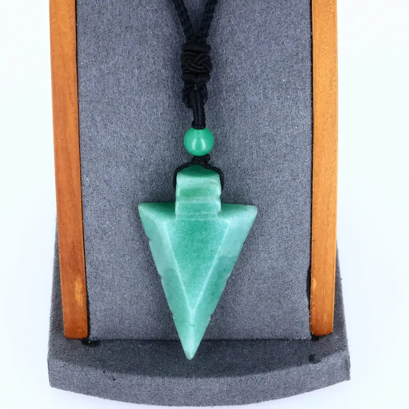 Gros plan sur le pendentif Aventurine Verte en pointe de flèche, pierre naturelle verte