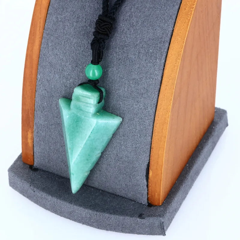Détail du pendentif flèche en Aventurine Verte, pierre naturelle de la chance