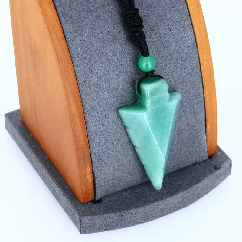 Collier-Pendentif Aventurine Verte en forme de flèche: La Pierre de la Chance et de la Réussite