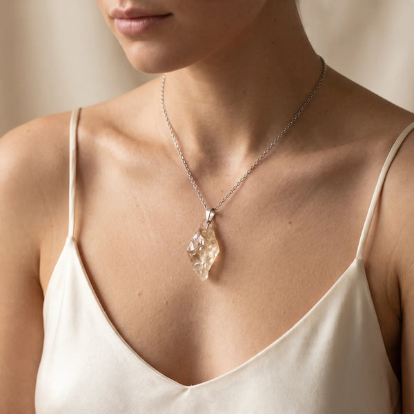 Collier pendentif pierre brute en citrine jaune champagne porté par une femme