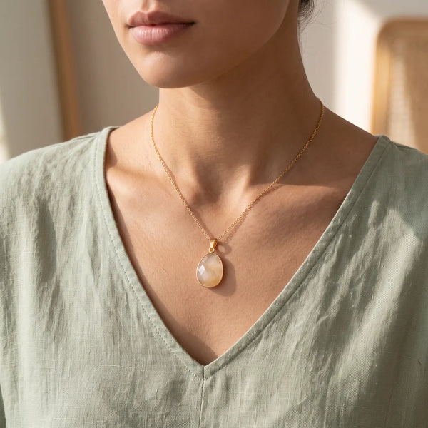 Collier pendentif pierre naturelle en quartz ferrugineux porté par une femme, collier pierre jaune sur chaîne dorée