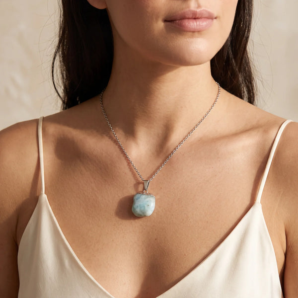 Collier pendentif pierre roulée en aigue-marine bleue portée par une femme
