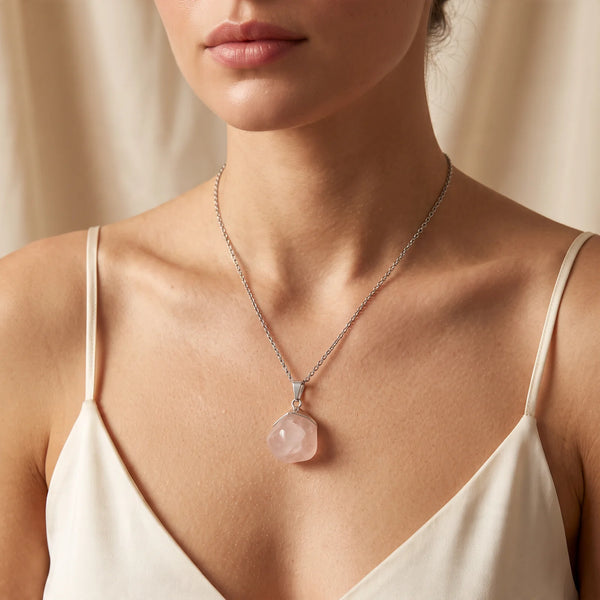 Collier pendentif pierre roulée en quartz rose naturel porté par une femme