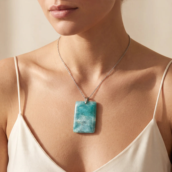Collier pendentif plaque rectangle en amazonite naturelle porté par une femme, chaîne acier