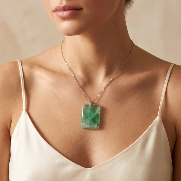 Collier pendentif plaque en fluorine verte naturelle porté par une femme, chaîne acier