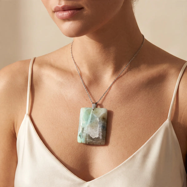 Collier pendentif plaque en garniérite naturelle porté par une femme, chaîne acier