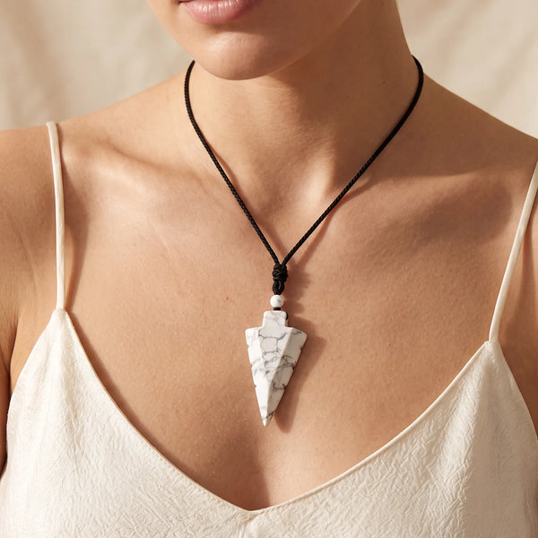 Collier pendentif pointe de flèche en howlite blanche naturelle porté par une femme